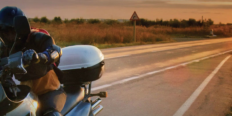 immagine di una moto in corsa rappresentativa dell' header della pagina batterie per moto