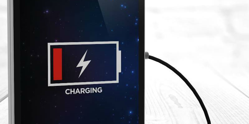 immagine dell' header di uno smartphone in carica rappresentativa della pagina carica batterie
