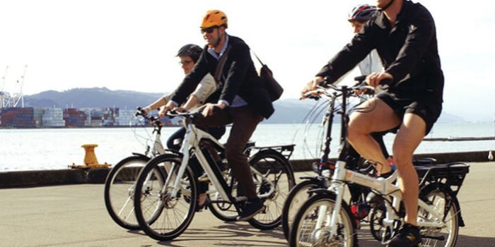 immagine di uomini in bicicletta elettrica rappresentativa il pulsante batterie per bici elettriche