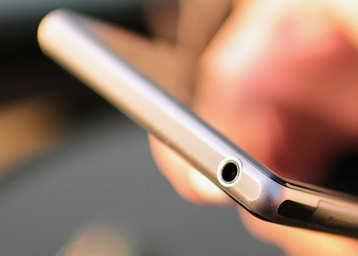 Immagine di uno smartphone identificativa del pulsante telefonica e comunicazione batterie cellulari e accessori