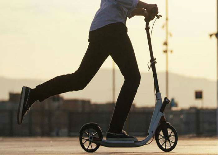 Immagine di un monopattino identificativa del pulsante per batterie mezzi elettrici