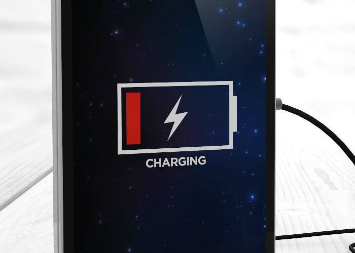 Immagine di uno smartphone in carica identificativa del pulsante carica batterie e avviatori carica batterie